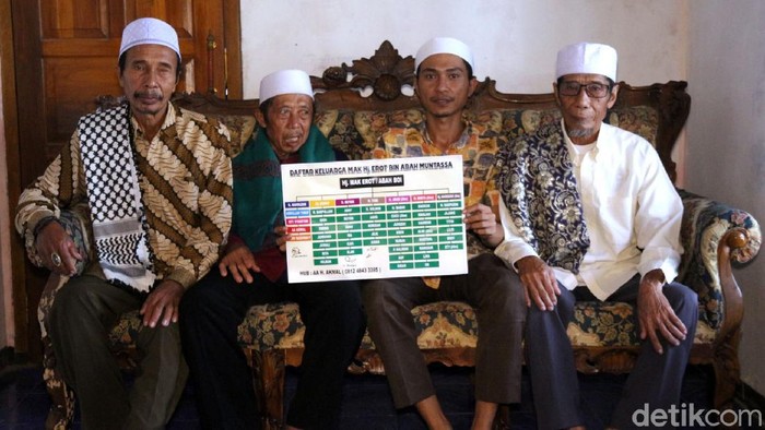 Gegara Terapis Abal-abal, Keturunan Asli Mak Erot Buka Suara Almarhum Mak Erot terkenal sebagai ahli terapi pembesar alat vital. Sepeninggal perempuan itu muncul sejumlah pihak yang klaim sebagai keturunan-pewaris ilmunya
