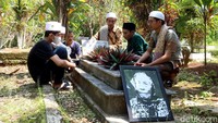  Sementara itu, soal tarif untuk terapi Akmal tidak secara lugas menyebut, namun menurutnya terapi yang dilakukan pihaknya mayoritas 90 persen berhasil sesuai keinginan dari mereka yang datang. Selain di Sukabumi, Akmal mengatakan tidak sedikit juga keturunan Mak Erot yang membuka di berbagai daerah di Indonesia. Untuk di Jakarta Akmal mengatakan ia membuka praktik di kawasan Jakarta Timur.