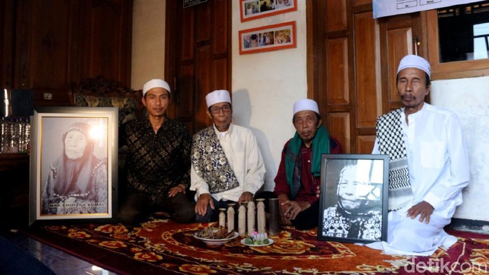 Gegara Terapis Abal-abal, Keturunan Asli Mak Erot Buka Suara Almarhum Mak Erot terkenal sebagai ahli terapi pembesar alat vital. Sepeninggal perempuan itu muncul sejumlah pihak yang klaim sebagai keturunan-pewaris ilmunya