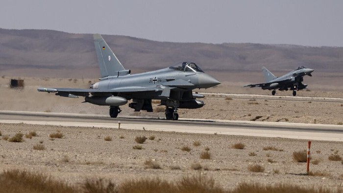 Gelar Latihan Udara Besar-besaran, Militer Israel Pamer Pesawat Canggih Militer Israel gelar latihan udara besar-besaran pada akhir pekan lalu. Diketahui, latihan udara itu diikuti oleh berbagai negara dunia, mulai AS hingga India.
