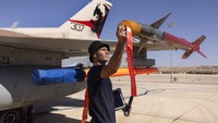 Latihan udara itu digelar selama dua minggu. Tampak seorang teknisi F-16 Israel tengah memeriksa rudal udara-ke-udara selama latihan udara multi-nasional dua tahunan tersebut.