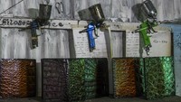 Tak sedikit dari atlet dan ofisial kontingen yang berbelanja suvenir kerajinan kulit buaya di Merauke.