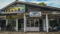 Beginilah deretan toko suvenir yang menjual aneka produk kerajinan berbahan kulit buaya di Merauke, Papua.