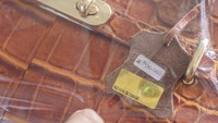 Namun untuk membuat sebuah kerajinan kulit buaya membutuhkan waktu yang lama. Butuh proses serta keterampilan dalam mengolah bahan baku kulit buaya hingga menjadi produk bernilai ekonomi tinggi.