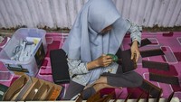 Kerajinan kulit buaya Merauke memiliki potensi sebagai salah satu sektor industri ekonomi kreatif unggulan yang berkembang di masa depan dan berdampak langsung pada para pelaku usaha seperti perajin, penyedia kulit, hingga pemilik toko suvenir khas Merauke.