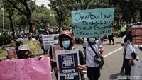 Dalam aksi unjuk rasa tersebut mereka menuntut UMP 2022 di Jakarta naik.