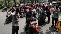 Tampak sejumlah buruh berkumpul di depan Gedung Balai Kota Jakarta untuk melakukan aksi unjuk rasa menuntut kenaikan UMP/UMSP 2022 sebesar 10 persen.