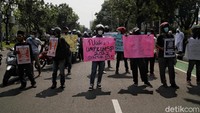 Aksi demonstrasi hari ini dijaga ketat oleh puluhan personel kepolisian. Bahkan ada pula polisi berbaris sambil memakai APD lengkap.
