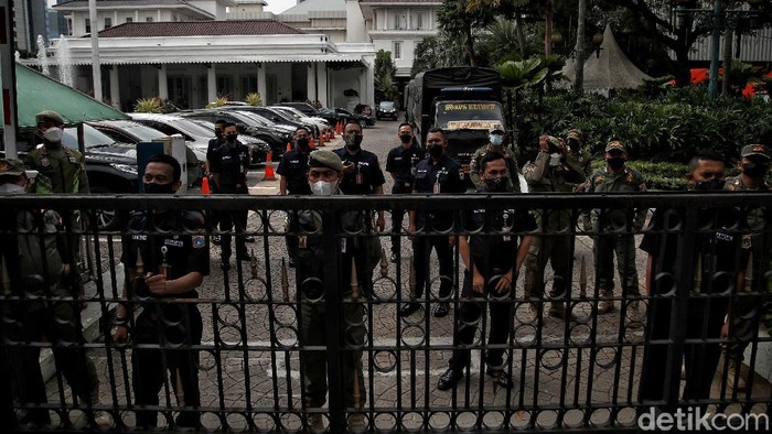 Geruduk Kantor Anies Buruh Di Jakarta Demo Tuntut Kenaikan Upah