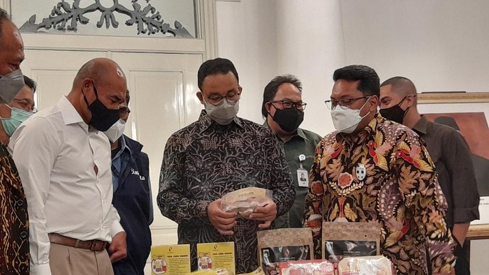 Gubernur DKI Jakarta, Anies Baswedan dan Gubernur NTT, Viktor Laiskodat menyaksikan penandatanganan kerjas sama DKI dan NTT di bidang pasokan daging sapi.