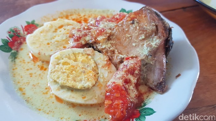 Gurihnya Nagih! Atupe Doayu, Ketupat Sayur Khas Majene Berlauk Tuna Goreng Gurihnya Nagih! Atupe Doayu, Ketupat Sayur Khas Majene Berlauk Tuna Goreng