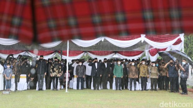 Hujan deras mengiringi proses pemakaman eks Mensesneg Sudi Silalahi di TMP Kalibata, Jakarta. (Nahda RU/detikcom)