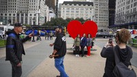 Warga foto di patung The Hero Monument di Manhattans Grand Army Plaza, New York, 25 Oktober 2021.
