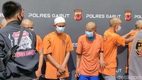 Sebanyak 14 tersangka ditangkap dan dipamerkan di Polres Garut, Selasa (26/10/2021).