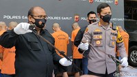 Kapolres Garut AKBP Wirdhanto Hadicaksono mengatakan jasad pria yang ditemukan terkubur berbalut karung di kaki Gunung Cikuray, itu bernama Maman (50).