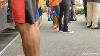 Maman yang masih mengembuskan nafas kemudian dimasukkan ke dalam lubang yang digali tersangka. Setelah dimasukkan ke dalam karung, Maman kemudian dikubur hidup-hidup.