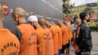 Polisi mengungkap kasus penemuan jasad pria yang terkubur di kaki Gunung Cikuray, Garut. Pria itu ternyata dikubur hidup-hidup.