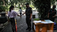 Meski kembali dibuka, warga diimbau untuk tetap menerapkan protokol kesehatan saat beraktivitas di Taman Suropati.