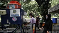Pengunjung akan lebih dahulu diperiksa suhu tubuhnya dan diwajibkan untuk mencuci tangan sebelum memasuki area Taman Suropati.