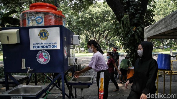 Pengunjung akan lebih dahulu diperiksa suhu tubuhnya dan diwajibkan untuk mencuci tangan sebelum memasuki area Taman Suropati. Pengunjung akan lebih dahulu diperiksa suhu tubuhnya dan diwajibkan untuk mencuci tangan sebelum memasuki area Taman Suropati.