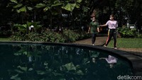 Selain itu, warga juga diwajibkan untuk mengenakan masker selama beraktivitas di Taman Suropati.