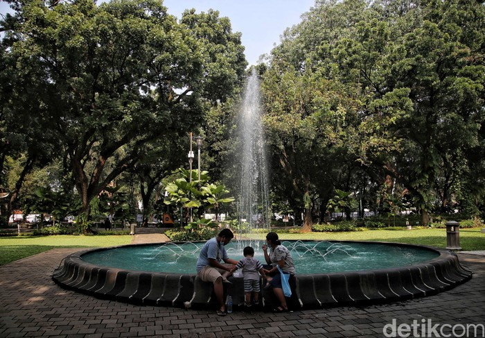 Sejumlah Ruang Terbuka Hijau di Ibu Kota kembali dibuka untuk umum usai Jakarta terapkan PPKM Level 2. Salah satu taman yang kembali buka adalah Taman Suropati.