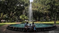 Tak sedikit warga yang datang ke taman di kawasan Ibu Kota untuk berolahraga maupun sekadar bercengkerama dengan anggota keluarga usai sejumlah taman di Jakarta kembali dibuka untuk umum.