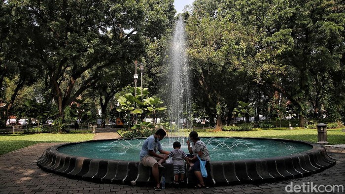 Jakarta PPKM Level 2, Taman Suropati Kembali Dibuka Sejumlah Ruang Terbuka Hijau di Ibu Kota kembali dibuka untuk umum usai Jakarta terapkan PPKM Level 2. Salah satu taman yang kembali buka adalah Taman Suropati.