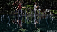 Sejumlah warga beraktivitas di Taman Suropati, Jakarta, Selasa (26/10/2021).