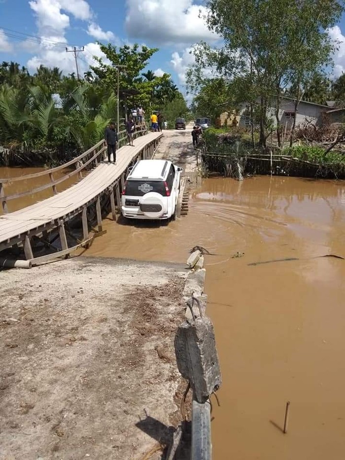 Jembatan di Riau rusak terendam air
