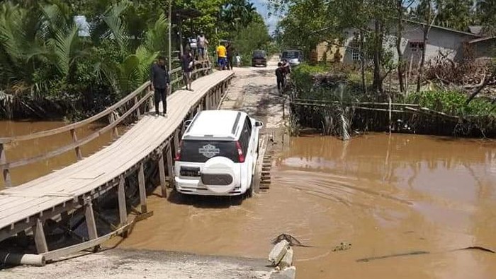 Jembatan di Riau rusak terendam air