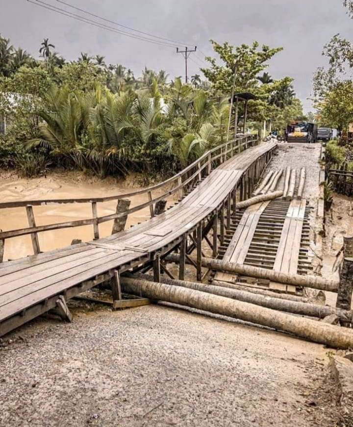 Jembatan di Riau rusak terendam air