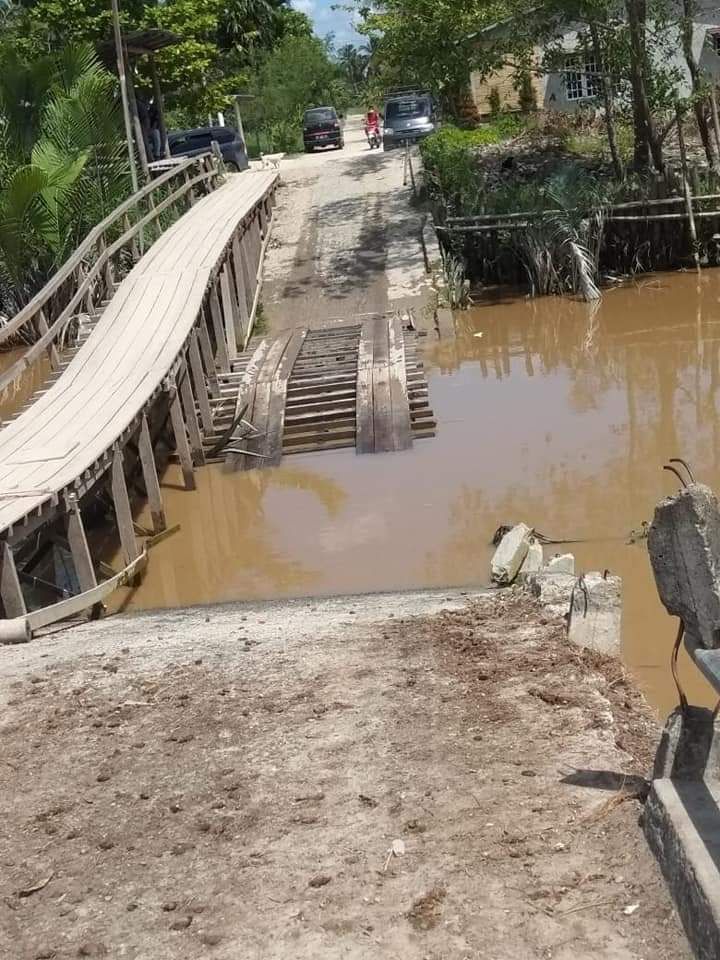 Jembatan di Riau rusak terendam air
