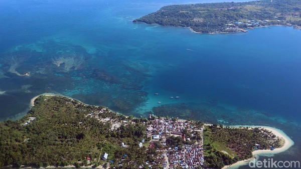 Tampak air lautnya berwarna biru dan jernih.