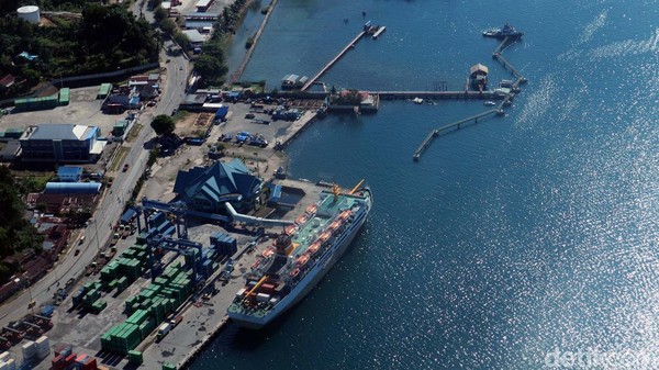 Kota ini dikenal dengan sebutan Kota Minyak, di mana Nederlands Nieuw-Guinea Petroleum Maatschappij (NNGPM) mulai melakukan aktivitas pengeboran minyak bumi di Sorong sejak tahun 1935. Kota ini dikenal dengan sebutan Kota Minyak, di mana Nederlands Nieuw-Guinea Petroleum Maatschappij (NNGPM) mulai melakukan aktivitas pengeboran minyak bumi di Sorong sejak tahun 1935.