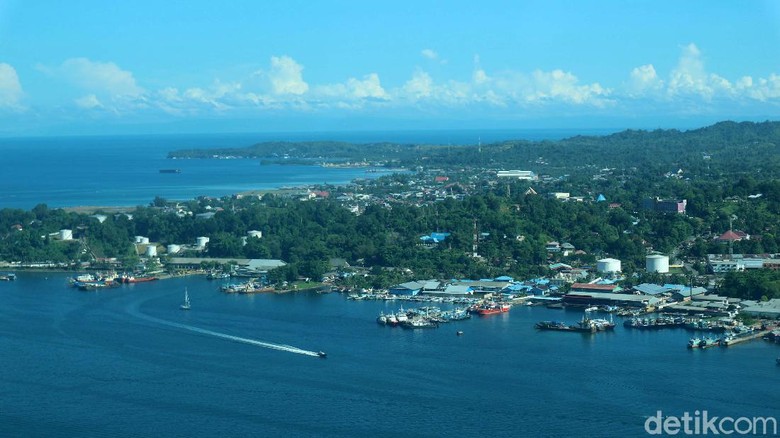Kota Sorong, Papua Barat dikenal sebagai Kota Minyak. Begini keindahan Sorong dari udara.