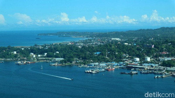 Kota Sorong sangatlah strategis karena merupakan pintu keluar masuk dan transit ke Provinsi Papua Barat. Saat ini Kota Sorong memiliki penduduk 282.146 jiwa.