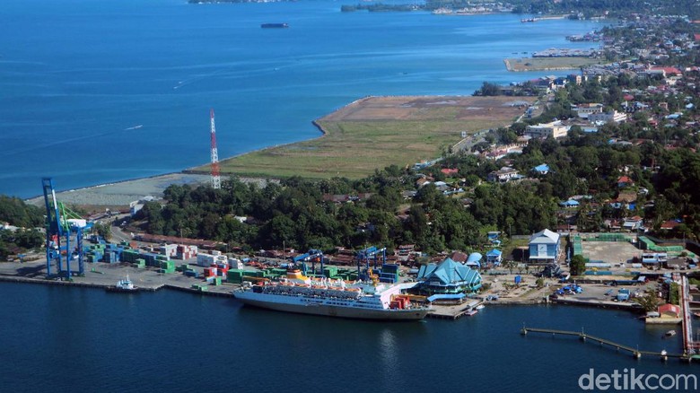 Kota Sorong, Papua Barat dikenal sebagai Kota Minyak. Begini keindahan Sorong dari udara.
