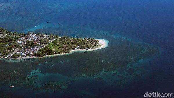 Pemandangan Kota Sorong dari udara saat penerbangan menuju Waisai, Raja Ampat, Papua Barat, Selasa (26/10/2021). Pemandangan Kota Sorong dari udara saat penerbangan menuju Waisai, Raja Ampat, Papua Barat, Selasa (26/10/2021).