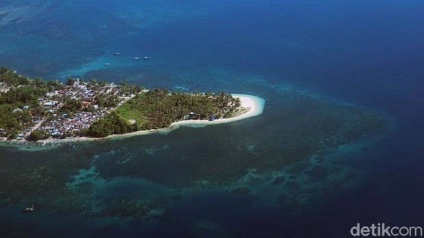 Kota Sorong, Papua Barat dikenal sebagai Kota Minyak. Begini keindahan Sorong dari udara.