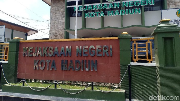Kejari Kota Madiun memeriksa 20 karyawan PDAM Tirta Taman Sari. Pemeriksaan tersebut terkait dugaan korupsi gaji tenaga harian lepas.