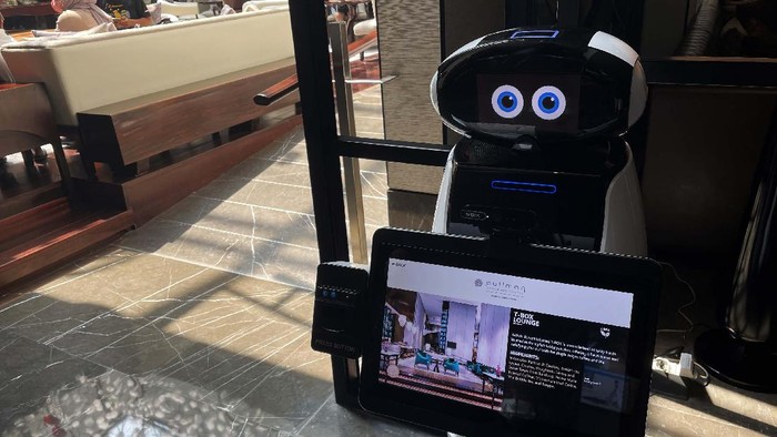 Keren! Hotel Ini Hadirkan Robot Cerdas Sebagai Lobby Ambassador Pullman Bandung Grand Central menghadirkan robot dengan teknologi artificial intelligence (AI) bernama Mano The Robot. Mano bertugas sebagai lobby ambassador.