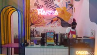 Masuk ke dalam kedai kopi ini, traveler akan dibuat terpana dengan desain kedai kopi yang sangat menarik dan energik. Pada setiap sudut ruangan terdapat gambar-gambar mural yang berwarna warni, cocok buat kamu yang hobi foto narsis. (Luthfi Hafidz/detikTravel)