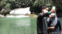 Bagi para traveler, momen langka seperti ini pun tidak dilewatkan dengan berswafoto sekaligus merekam peristiwa unik ratusan kupu-kupu yang hinggap di tengah-tengah telaga. (Moehammad Bakrie/detikTravel)