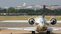 Bandara Reagan di Amerika Serikat memiliki landasan pacu yang sejajar dengan sungai. Ada larangan terbag di luar zona yang diizinkan karena di sekelilingnya ada area gedung pemerintahan dan pemukiman pejabat. (iStock)