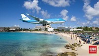 Sint Maarten memiiliki bandara yang menyatu dengan pantai Karibia. Turis bisa melihat pesawat begitu dekat (iStock)