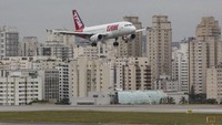 Bandara Congonhas berada di tengah pemukiman padat. Pada 2017 sempat terjadi kecelakaan akibat genangan air. (AFP)
