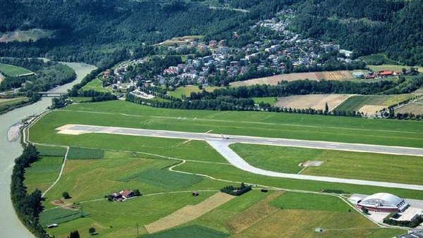 Pesawat yang landing di Bandara Innsbruck, Austria harus menukik dan berbelok tajam untuk mendarat. Walau landasannya lebar namun kanan kirinya terbing gunung es. (AFP)