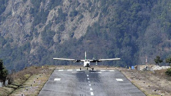 Lukla di Nepal disebut bandara paling berbahaya di dunia. Landasannya sempit dan curam sera kanan kirinya jurang.(AFP)