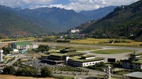 Paro adalah satu-satunya bandara di Bhutan. Landasannya begitu curam. (iStock)